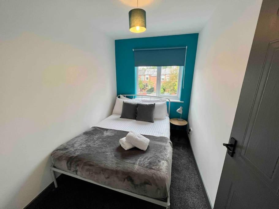 3 Bedroom House With Parking マンチェスター エクステリア 写真