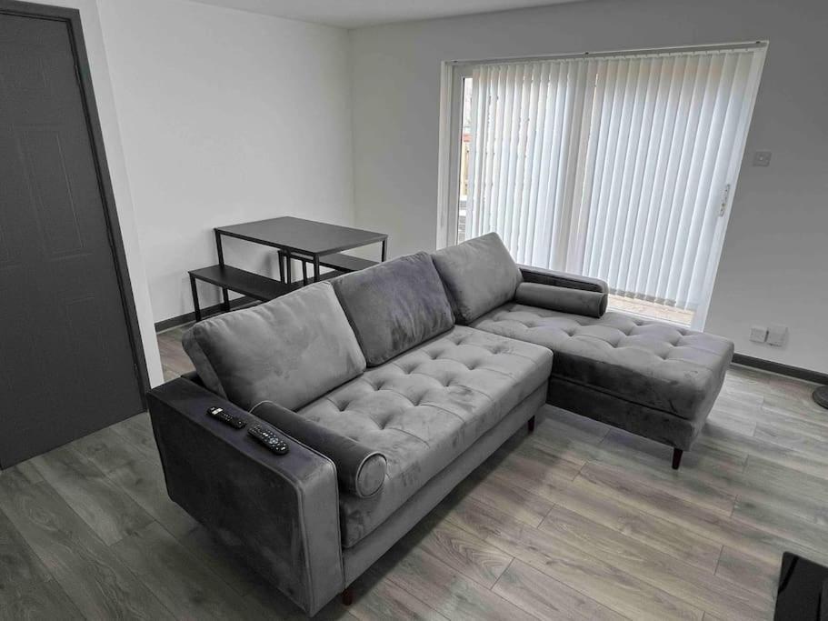 3 Bedroom House With Parking マンチェスター エクステリア 写真