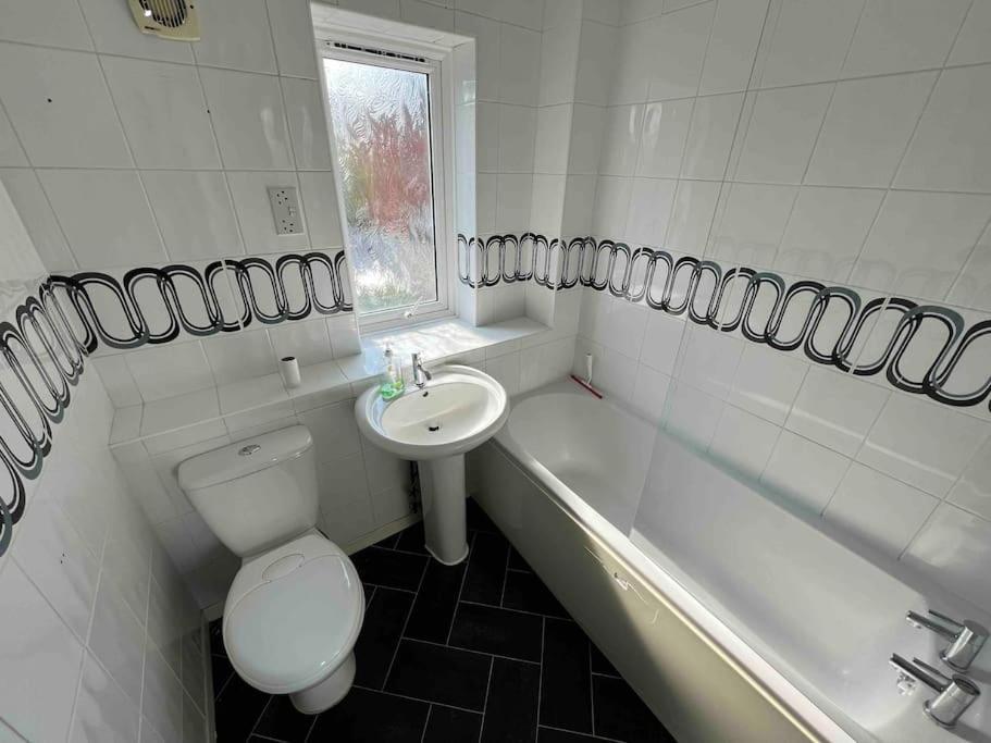 3 Bedroom House With Parking マンチェスター エクステリア 写真